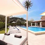 Beeindruckende Grosse Villa Papa Mit Privatpool